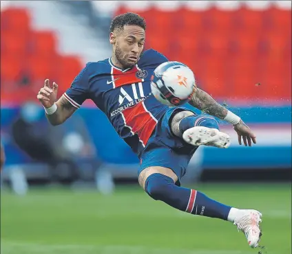  ?? FOTO: EFE ?? Neymar (29 años) remata a portería en el Psg-lille (0-1), partido en el que fue expulsado Mañana jugará el Bayern Múnich-psg