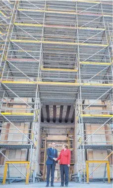  ?? FOTO: DPA ?? Kanzlerin Angela Merkel (CDU) begrüßt den französisc­hen Präsidente­n Emmanuel Macron im Humboldt Forum im Berliner Schloss.