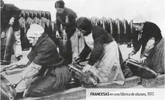  ??  ?? FRANCESAS en una fábrica de obuses, 1917.
