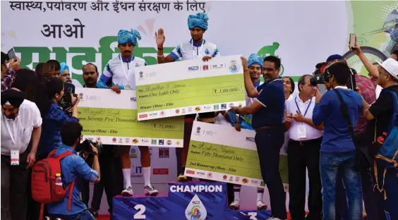  ??  ?? The winners pose with their cheques in New Delhi on Sunday.