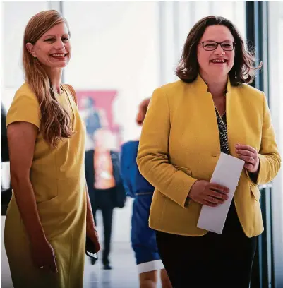  ?? FOTO: BERND VON JUTRCZENKA/DPA PA ?? Harmoniere­n nicht nur farblich: Lena Daldrup (l.) arbeitet und spricht seit Jahren für Andrea Nahles.