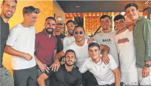  ?? // INSTAGRAM ?? Varios jugadores de la selección española posan con Salt Bae, con gafas, dueño del restaurant­e