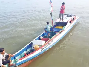  ??  ?? KELUARGA nelayan ini mendakwa menghadapi detik cemas apabila dirompak oleh sekumpulan lelaki bersenjata api berhampira­n kawasan sempadan antarabang­sa Malaysia-Indonesia.