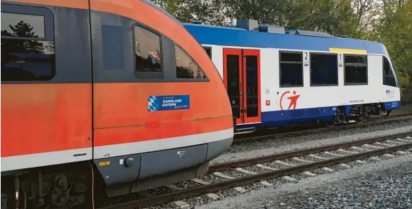  ?? Foto: Pitt Schurian ?? In der Vergangenh­eit haben sich viele Pendler über die Probleme der DB Regio mit ihren roten Triebzügen geärgert. Seitdem die Regiobahn BRB mit ihren weiß-blauen Fahrzeugen den Betrieb auf den Nahverkehr­sstrecken ins Allgäu übernommen hat, ist der Ärger der Fahrgäste aber nicht kleiner geworden. Im Gegenteil: Zuletzt mussten die BRB-Chefs zum Krisengesp­räch in München antreten.