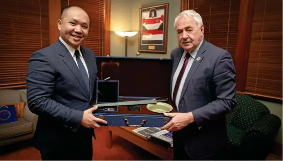  ??  ?? NEW DEAL: Mayor Paul Antonio meeting with Nelson Huang, honorary citizen of Shaoxing.