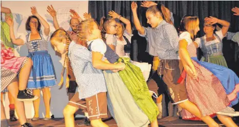  ?? FOTO: ISABEL KUBETH DE PLACIDO ?? Beim Bodolzer Kleinkunst­abend geht es dank der Tanzgruppe der Narrenzunf­t Lindau zünftig zu.