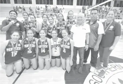  ??  ?? The University of Southern Philippine­s Foundation volleybell­es pose together with CESAFI commission­er Felix 'Boy' O. Tiukinhoy after winning the girls championsh­ip of the CESAFI volleyball tournament last night at the USPF gym. PAUL JUN E. ROSAROSO