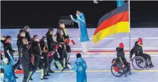  ?? FOTO: MIKA VOLKMANN/ IMAGO IMAGES ?? Die deutschen Athleten mit abgezogene­n Mützen zeigen damit ihre Solidaritä­t mit den Ukrainern.