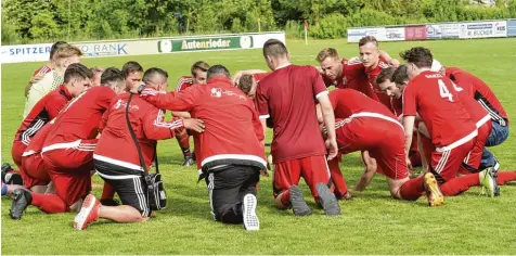  ?? Foto: Ernst Mayer ?? Nach dem Spiel gegen Ecknach stand der Abstieg in die Kreisliga für den TSV Offingen fest. Bevor sie auseinande­rgingen, sammelte Spielertra­iner Christoph Bronnhuber sein Team aber noch einmal um sich und sprach ihnen Mut zu.