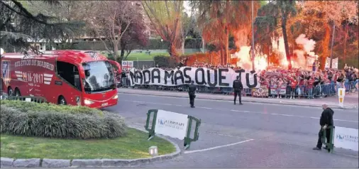  ??  ?? COSTUMBRE. La afición del Atlético ya se concentró en la víspera de la ida de cuartos de final de Champions contra el Leicester.