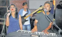  ?? PIX: DHEERAJ DHAWAN/HT ?? Unplugg Band performing during the Karaoke theme party