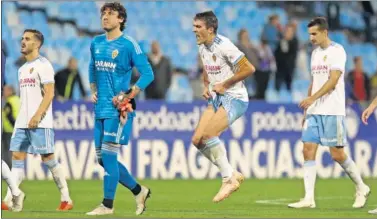  ??  ?? DESESPERAC­IÓN. Los jugadores del Zaragoza, camino del vestuario nada más finalizar el partido.