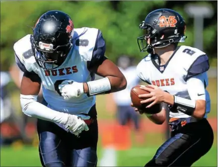  ?? TANIA BARRICKLO — DAILY FREEMAN ?? Marlboro’s Sam Mongelli fakes a handoff to Billy Williamson earlier in the season. Mongelli ran for two touchdowns, threw for a third and kicked a field goal in the Dukes’ 33-22 loss to Pleasantvi­lle on Friday night in Mahopac, N.Y.