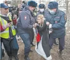  ??  ?? Policías arrestan a la doctora Anastasía Vasílieva, líder sindical y aliada del opositor Alexéi Navalni.