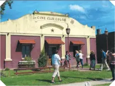  ??  ?? Arriba: estación Lima del FF.CC. Mitre (Buenos Aires-Rosario), intermedia entre Zárate y Baradero. Centro: La Paz, cocina de campo en el almacén, y el cine rural.