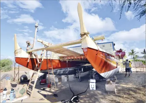  ?? The Maui News / MATTHEW THAYER photos ?? Mo‘okiha O Pi‘ilani volunteer Brendan Ko sands a spreader on the 62-foot Hawaiian voyaging canoe during a work day at Mala Wharf on Dec. 19.