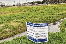  ?? Courtesy of Andy Aycoth ?? Some League City residents said this sign was an insufficie­nt way to notify the public about a proposed battery storage facility.