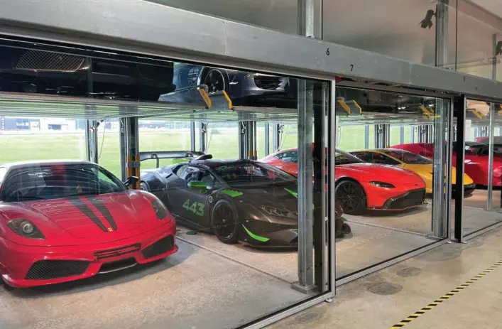  ?? Der er nu 92 glasbokse til opbevaring af private biler. Her er mange Ferrarier, som kan nydes frit. Fotos: Jens Overgaard ??