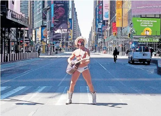  ?? AFP ?? Auch er trotzt Corona: The Naked Cowboy (bürgerlich: John Burck) in den Straßen von Manhattan.