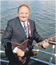  ?? FOTO: DAVE THOMPSON ?? Gerry Marsden singt an Bord einer Fähre: Der Sänger wurde in den 60er Jahren berühmt.