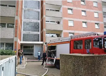  ?? RP-FOTO: WOLFGANG KAISER ?? Gestern testete die Feuerwehr die Steigleitu­ngen im Hochhaus an der Goethestra­ße 64 in Willich.
