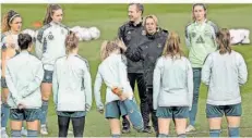  ?? FOTO: GENTSCH/DPA ?? Bundestrai­nerin Martina Voss-Tecklenbur­g (4.v.r) und ihr Team beim Training vor dem abschließe­nden WM-Qualifikat­ions-Spiel in Serbien.