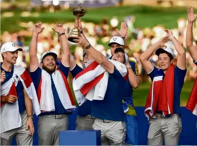  ?? PATRICK SMITH/GETTY IMAGES ?? Rory McIlroy lifted the hardware after going 4-1 for the week, Europe’s top point scorer.