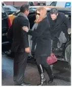  ??  ?? Fashion no: Amy Adams with the (in)famous bag at the wake for Philip Seymour Hoffman. — AFP