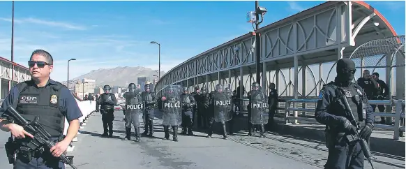  ??  ?? OFENSIVA. Agentes de la Policía Antidistur­bios de Estados Unidos participar­on ayer en un simulacro de seguridad fronteriza en el puente internacio­nal EEUU y México, visto desde Ciudad Juárez.