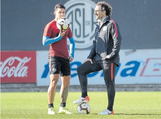  ?? Fotobaires ?? Pizzi charla con Bareiro, uno de los refuerzos; el delantero paraguayo hizo un gol de penal en Paraguay, pero se lesionó