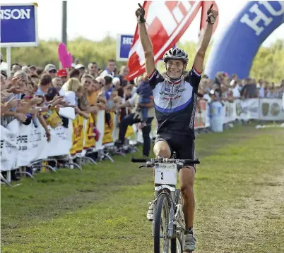  ??  ?? Au Roc d’Azur, en 2003, il engrange une victoire de champion de France de VTT marathon.