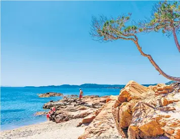  ??  ?? i ‘Corsica seemed authentic’: Palombaggi­a beach in Porto Vecchio, where Julian and his wife spent their honeymoon in 2009