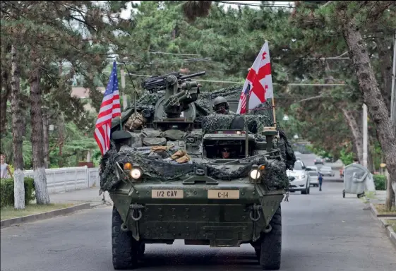  ??  ?? Photo ci-dessus :
Des blindés Stryker américains arrivent à Khachouri, dans le centre de la Géorgie, le 31 juillet 2017, pour les exercices « Noble Partner » qui rassemblen­t quelque
800 soldats géorgiens et
1600 soldats américains ainsi que 400 militaires venus d’Arménie, d’Allemagne, de Slovénie, d’Ukraine, du Royaume-Uni et de la Turquie. (© DoD)