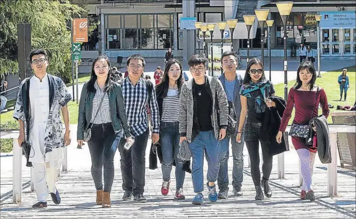  ?? CÉSAR RANGEL ?? Sensacione­s al otro lado del mundo. Ocho estudiante­s chinos de diferentes universida­des catalanes explican sus experienci­as en Barcelona