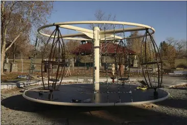  ?? CARIN DORGHALLI — ENTERPRISE-RECORD ?? A new play structure is under constructi­on at Riverbend Park in Oroville on Tuesday.