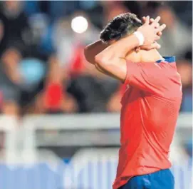  ?? AFP ?? El atacante chileno Alexis Sánchez se lamenta luego de que el portero Esteban Alvarado le detuviera el penal, anoche en Chile.