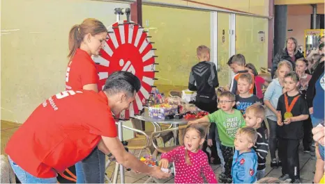  ?? FOTOS: VOLCKART ?? Gewaltiger Andrang in der Fachsenfel­der Spielarena beim Ostereiers­uchen. Während im Freien Tütchen mit allerlei Nützlichem gesucht werden durften, war im Innern der Arena die Kreisspark­asse mit ihrem Glücksrad vertreten. Dort freute sich die Mannschaft...