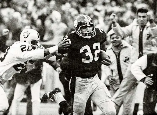  ?? HARRY CABLUCK AP FILE ?? Pittsburgh’s Franco Harris eludes a tackle by Oakland’s Jimmy Warren as he runs for a touchdown after catching a deflected pass in AFC divisional playoff game.