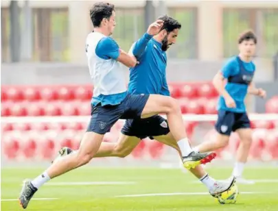  ?? Foto: Efe ?? Vesga y Raúl García (Athletic), en el entrenamie­nto de ayer en Lezama.