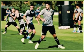  ??  ?? Jiménez y los Wolves, durante el entrenamie­nto de ayer.