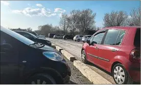  ??  ?? Chaque été, un million de voitures stationnen­t au parking du Lido.