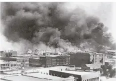  ?? FOTO: DPA ?? Schwarzer Rauch steigt während der Unruhen 1921 über der Stadt Tulsa im USStaat Oklahoma auf.