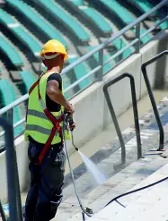  ??  ?? Dopo 30 anni gli operai lavano lo stadio San Nicola mentre continua la sostituzio­ne dei sediolini