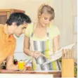  ?? FOTO: COLOURBOX ?? Zur Not mit Rezept: Frau und Mann beim Kochversuc­h.