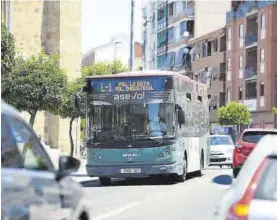  ?? TONI GUDIEL ?? Un autobús urbano circulando por la ciudad.