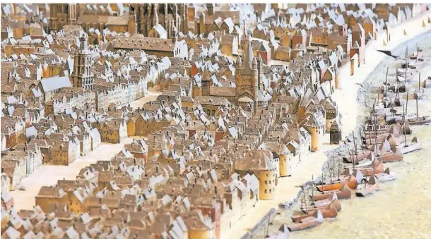  ?? FOTO: RHEINISCHE BILDARCHIV/S. WALZ ?? Das Stadtmodel­l von Köln im Jahr 1571 steht am Beginn des Rundgangs durch das Museum.