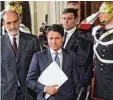  ?? Foto: dpa ?? Die neue Koalition um Giuseppe Conte (Mitte) kritisiert die EU.