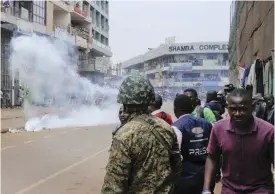  ?? FOTO: TT/AP/RONALD KABUUBI ?? Säkerhetss­tyrkor i Kampala använder tårgas mot anhängare till Robert Kyagulanyi, känd som popstjärna­n Bobi Wine.