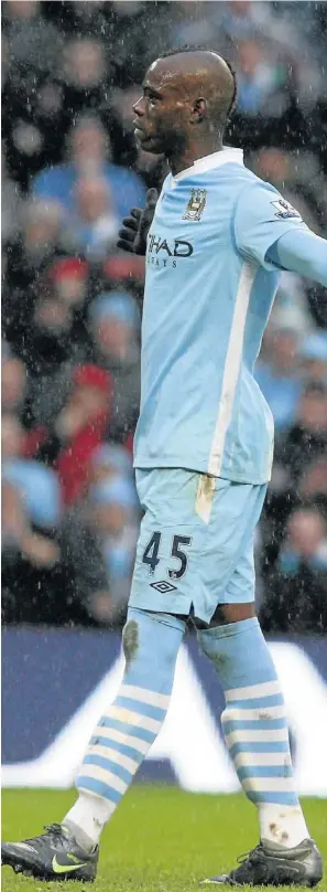  ?? EPA/LINDSEY PARNABY ?? GULD VÄRD? Mario Balotelli blev fälld och satte själv in den avgörande straffen när Manchester City slog Tottenham med 3–2. Men frågan är om han borde ha varit kvar på planen?