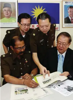  ??  ?? Weighing the options: Chong and the legal team discussing the case involving the Rela members detained over the Nigerian’s death.